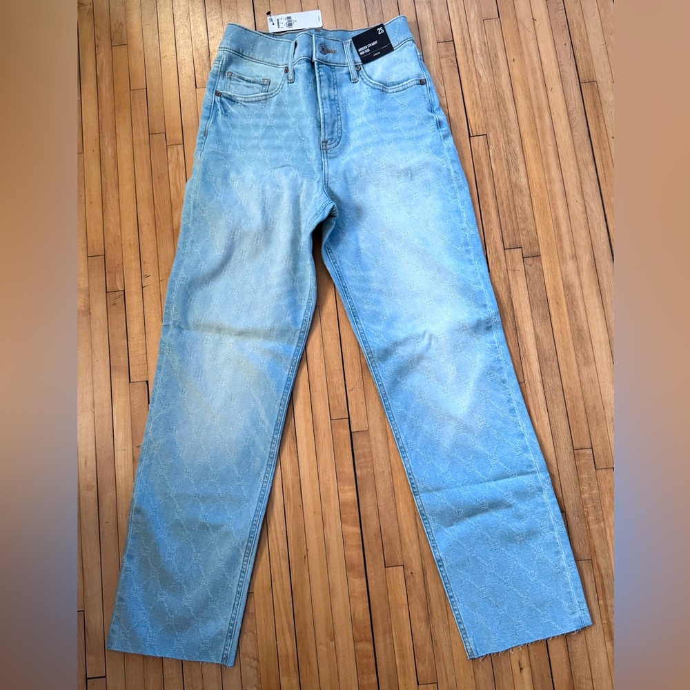 Express High Waisted Pattern Light Wash Straight Jeans. Size 2 short. NWT
